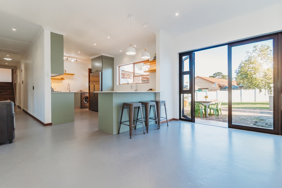 7 Bedroom Property for Sale in Loerie Park Western Cape